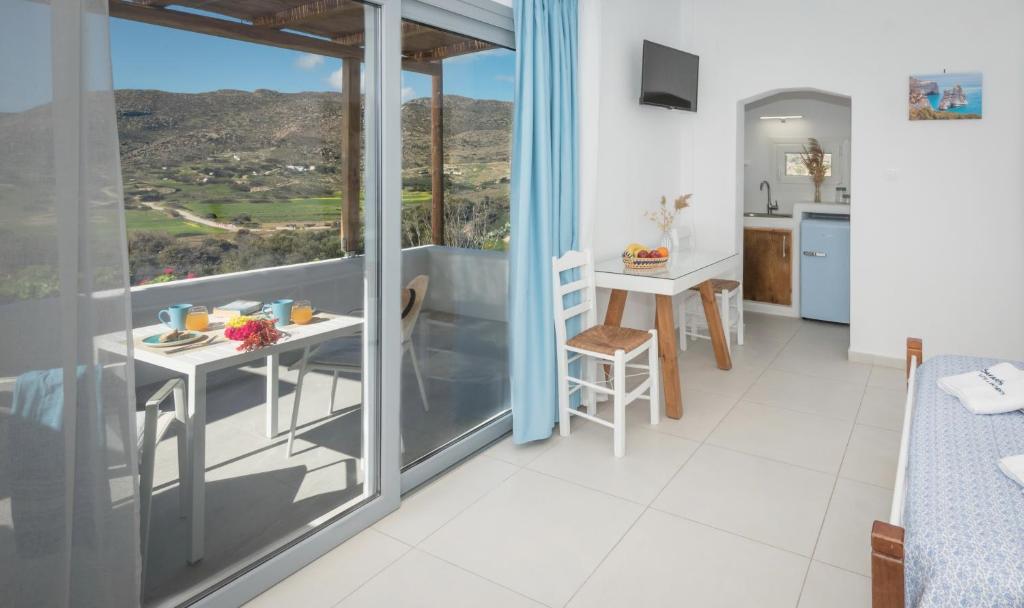 kuchnia i jadalnia z widokiem na góry w obiekcie Sarantis Suites & Apartments w mieście Provatas
