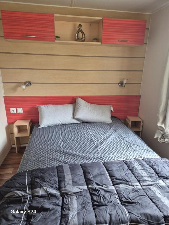 Postel nebo postele na pokoji v ubytování CARNAC CAMPING