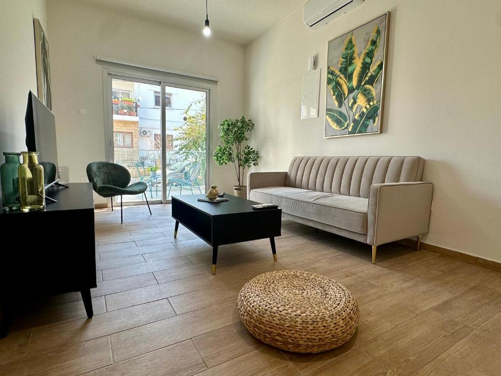 Near City center 1 bedroom flat في نيقوسيا: غرفة معيشة بها أريكة وطاولة