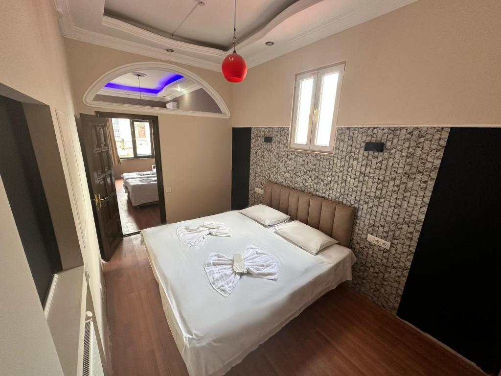 Postel nebo postele na pokoji v ubytování batummetropol hotel