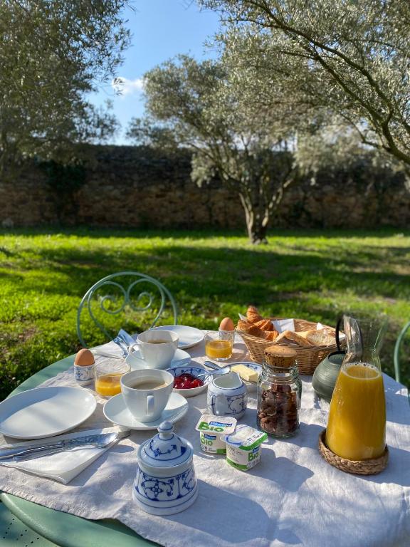 - une table de pique-nique avec de la nourriture et des boissons dans l'établissement Chambre d'Hôtes Dahlia - Boutenac, à Boutenac