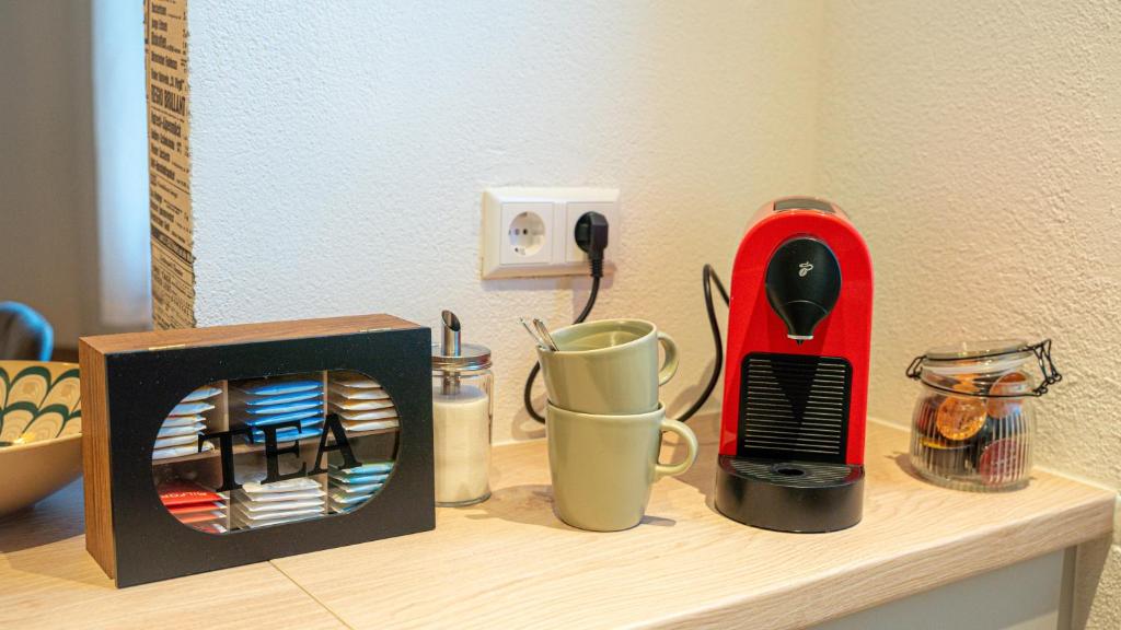 Příslušenství pro přípravu čaje a kávy v ubytování Tom s Apartment