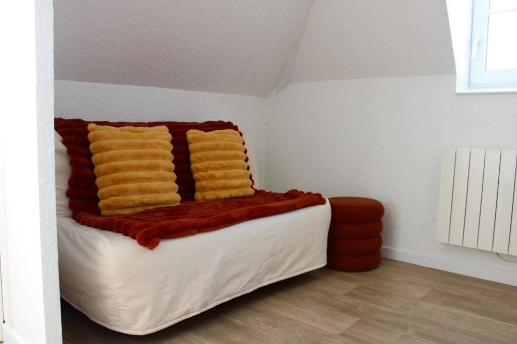 - une chambre pour enfants avec un lit dans l'établissement L'escale - charmant studio à Laval, à Laval