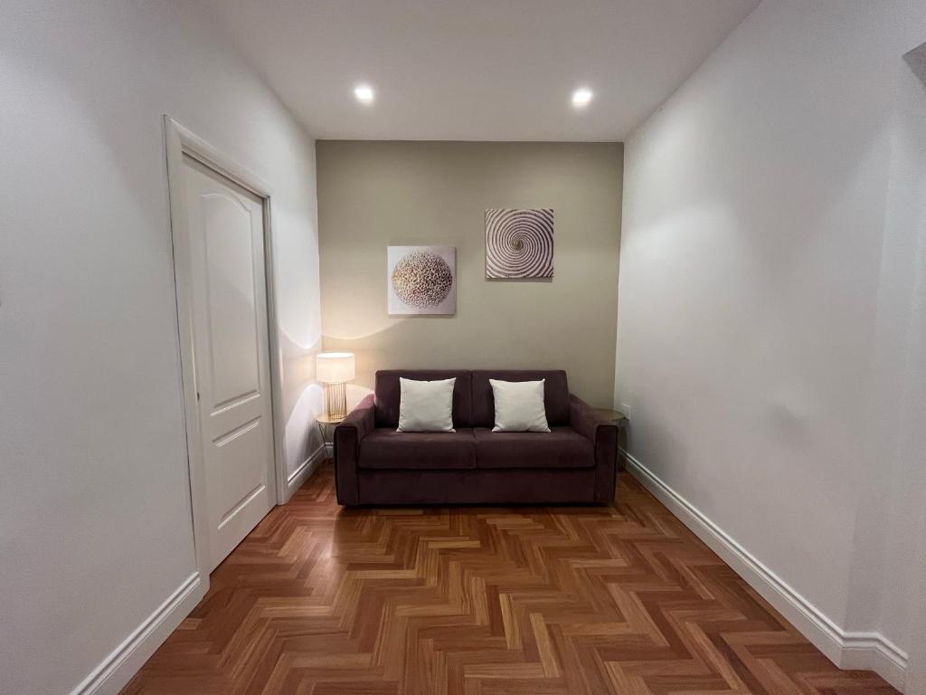 salon z kanapą w rogu w obiekcie B&B Villa Sant'Elmo con parcheggio interno w mieście Neapol