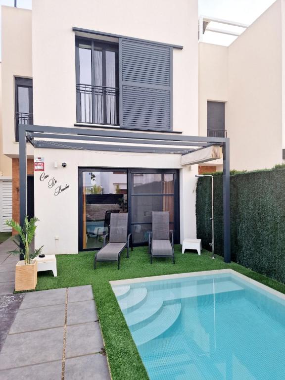 a house with a swimming pool in the yard at Case de bamboo in Benijófar