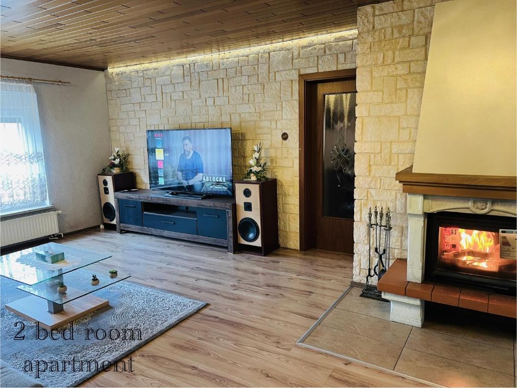 A television and/or entertainment centre at Ferienhaus am Elberadweg mit Sauna & Kamin - Natur, Erholung & S-Bahn-Anbindung - Saxon Oase
