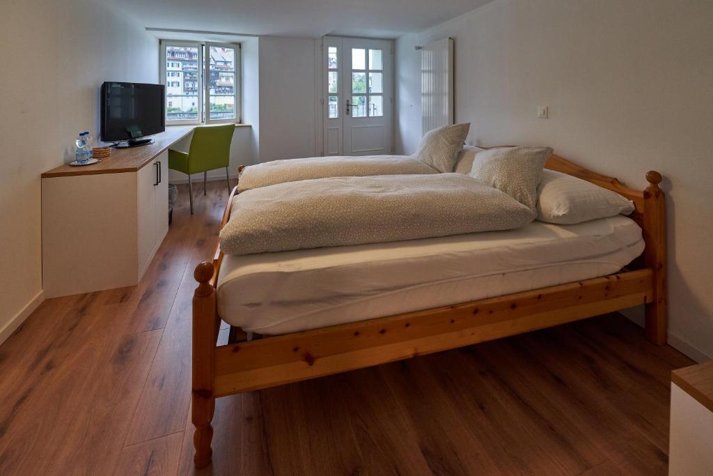 Postel nebo postele na pokoji v ubytování Hotel Mokka Laufenburg