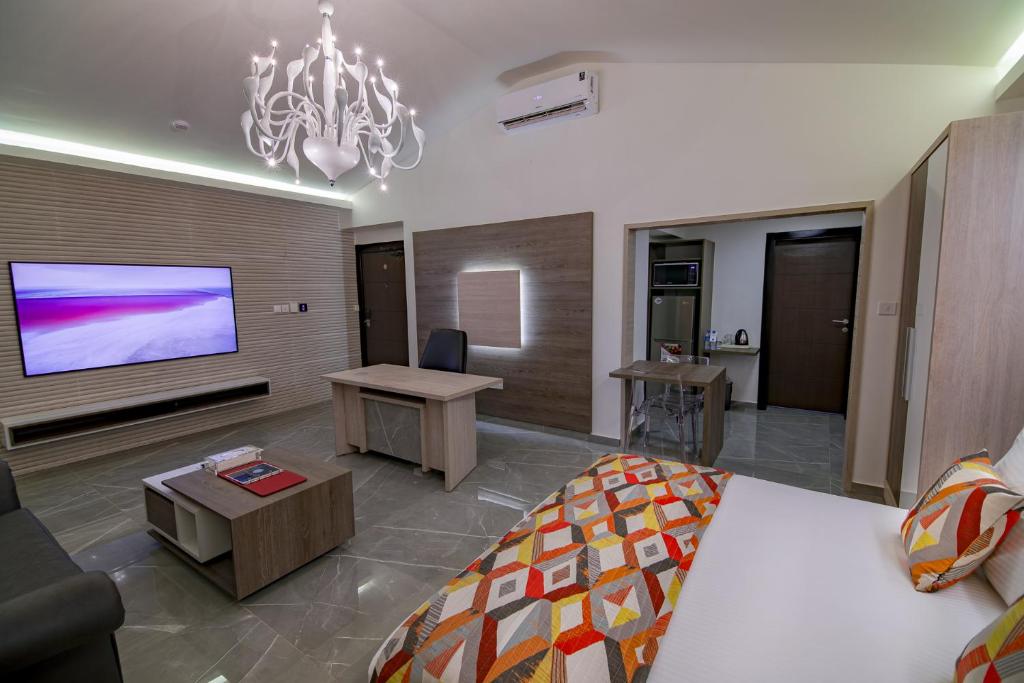 Home Suites Boutique Hotel Freetownにあるテレビまたはエンターテインメントセンター