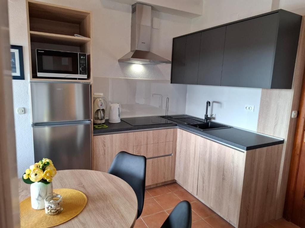 Kuchyň nebo kuchyňský kout v ubytování APARTMANI SARLIJA