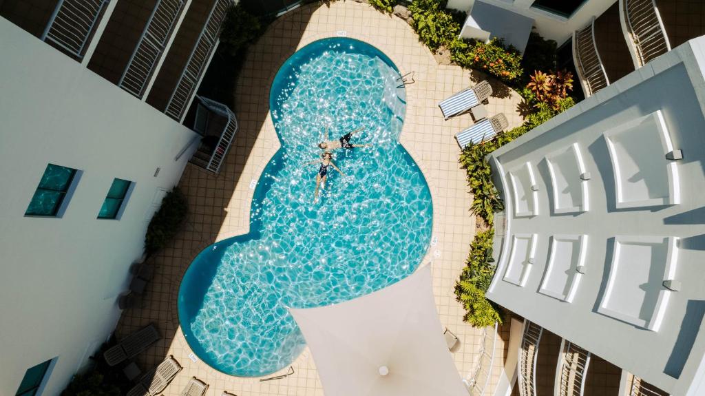 Bazén v ubytování Grand Palais Boolarong Beachside Apartments nebo v jeho okolí