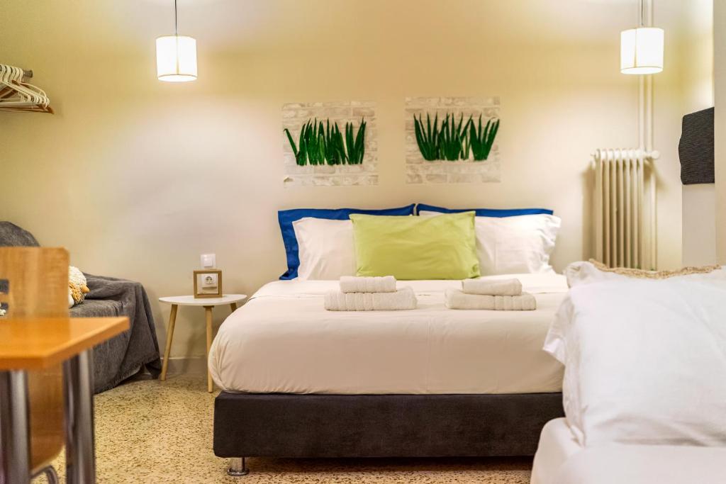 A bed or beds in a room at Zacharitsa APT at Acropolis up 4 guests by LODGESPOT