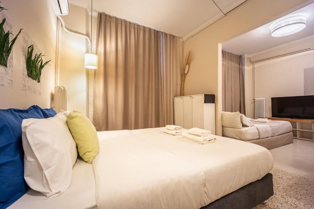 A bed or beds in a room at Zacharitsa APT at Acropolis up 4 guests by LODGESPOT