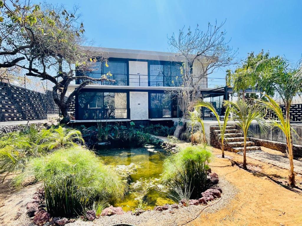 Κήπος έξω από το Casa Alma 2 with pond, gym & spa