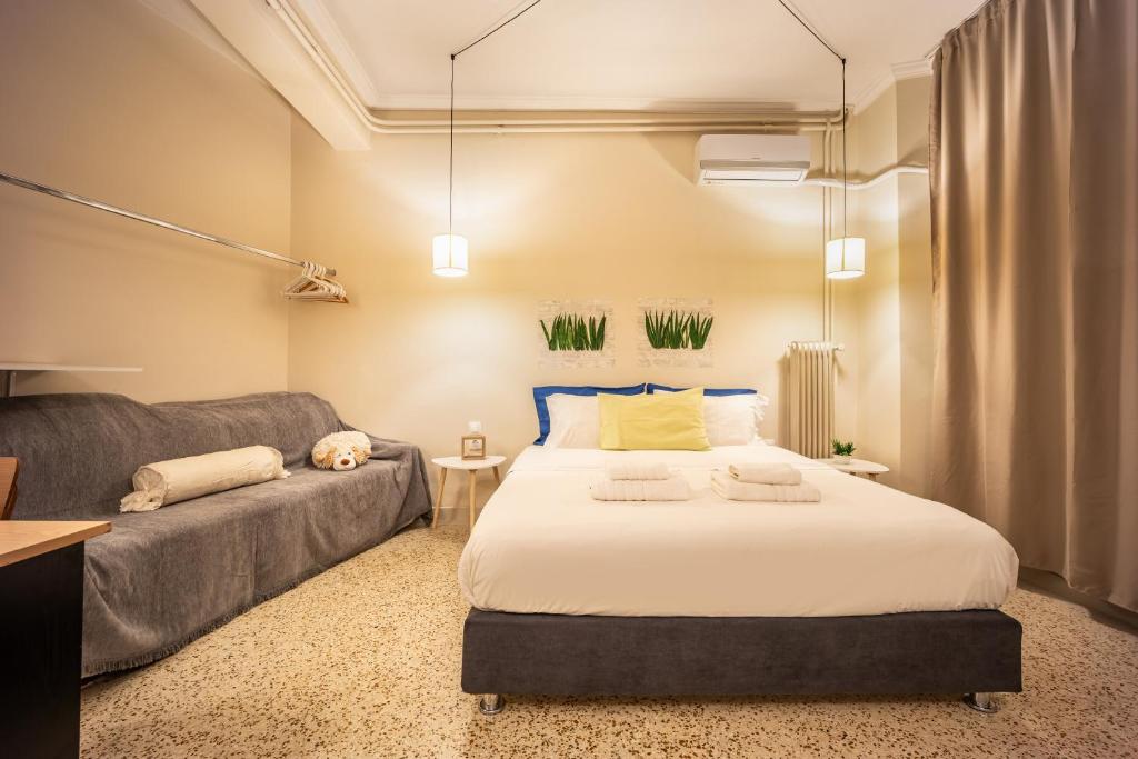 A bed or beds in a room at Zacharitsa APT at Acropolis up 4 guests by LODGESPOT
