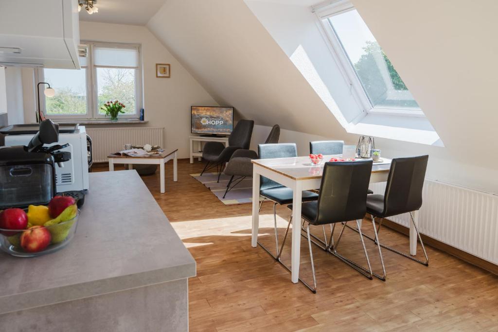 eine Küche und ein Wohnzimmer mit Tisch und Stühlen in der Unterkunft Landhaus Ferienwohnung 2, Bauernhof Hopp Vadersdorf in Fehmarn