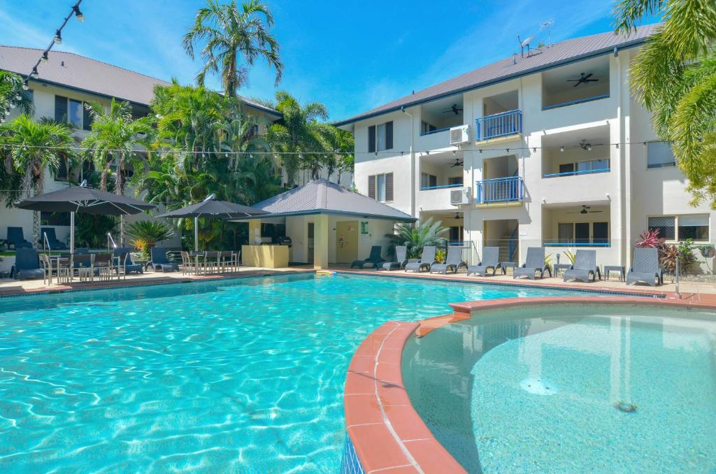 ein Schwimmbad vor einem Hotel in der Unterkunft Seascape Holidays at Plaza Resort in Port Douglas