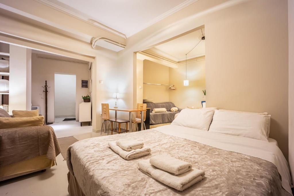 A bed or beds in a room at Zacharitsa APT at Acropolis up 4 guests by LODGESPOT