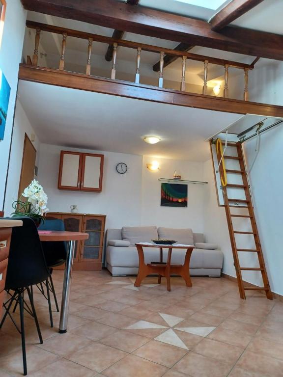 salon z łóżkiem na podwyższeniu i kanapą w obiekcie Apartment Jadranka w Puli