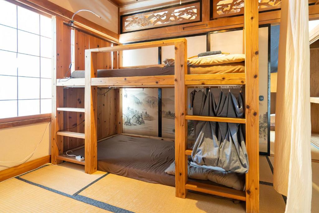 Palanda nebo palandy na pokoji v ubytování 1166 Backpackers