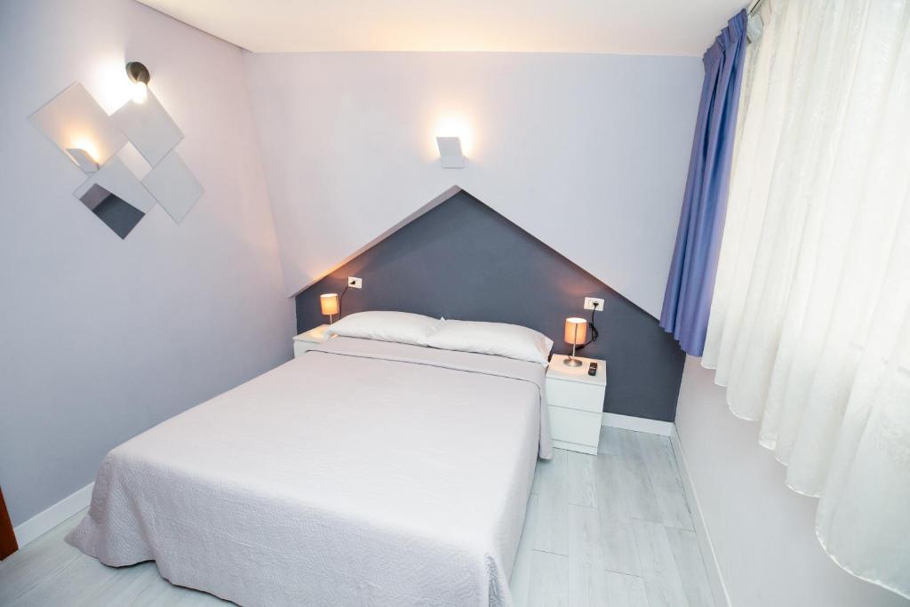 Postel nebo postele na pokoji v ubytování Hotel Brienz