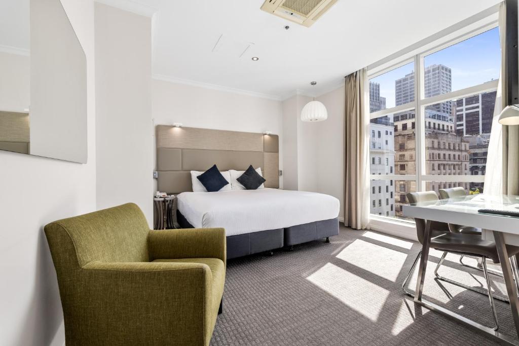 Postel nebo postele na pokoji v ubytování Clarion Suites Gateway