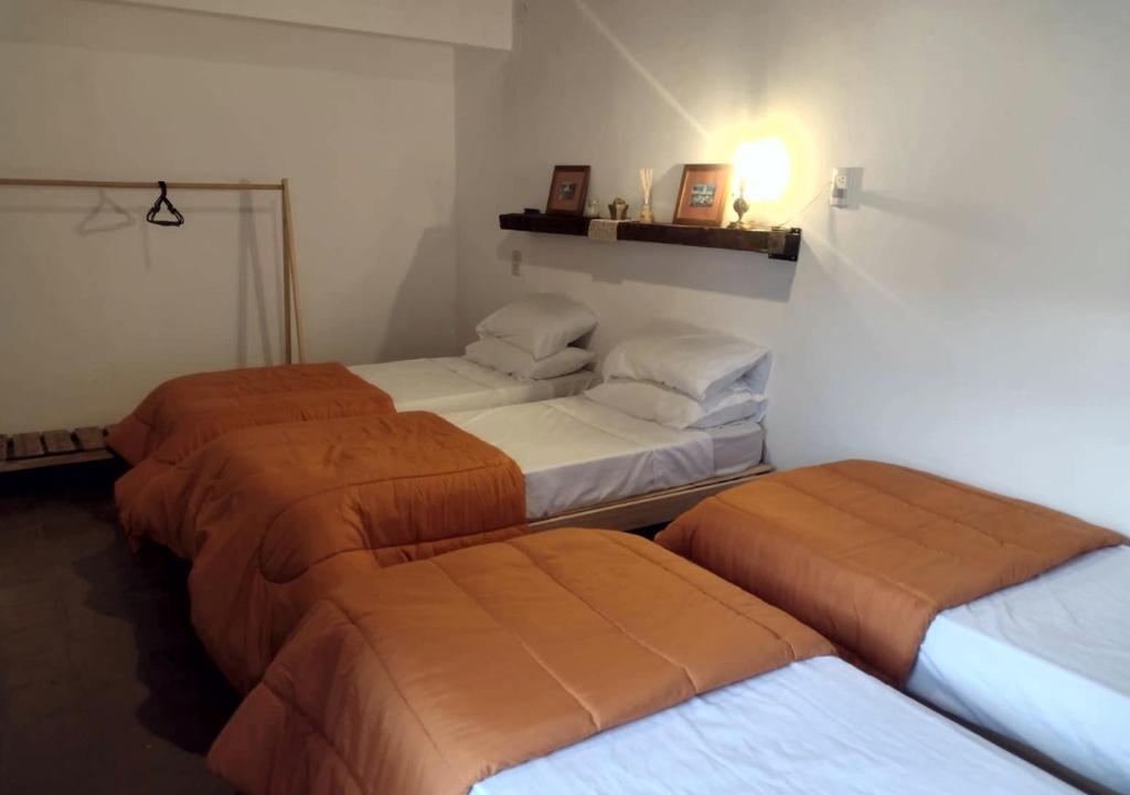 een kamer met drie bedden in een kamer bij El Rincón de las Palmas in Cafayate