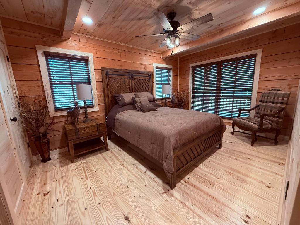 - une chambre avec un lit et une chaise dans une cabine dans l'établissement Turkey Creek Cabin Rentals #1 at Tims Ford lake Tullahoma, à Tullahoma