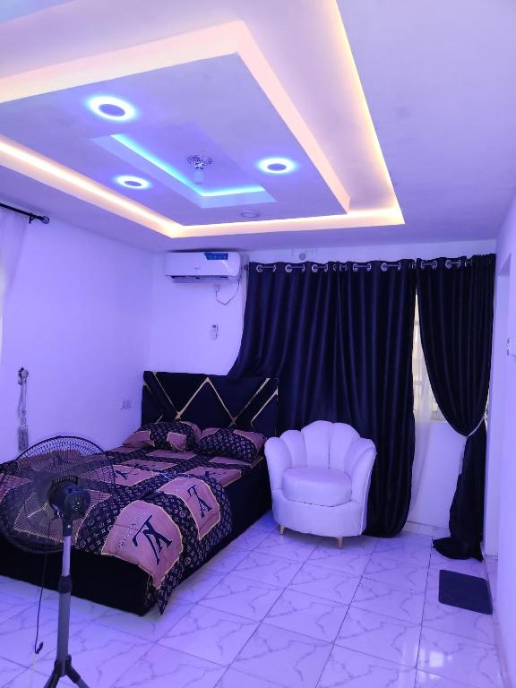 Postel nebo postele na pokoji v ubytování DBaLoGuN's HoMe ABEOKUTA- NEAR PANSEKE