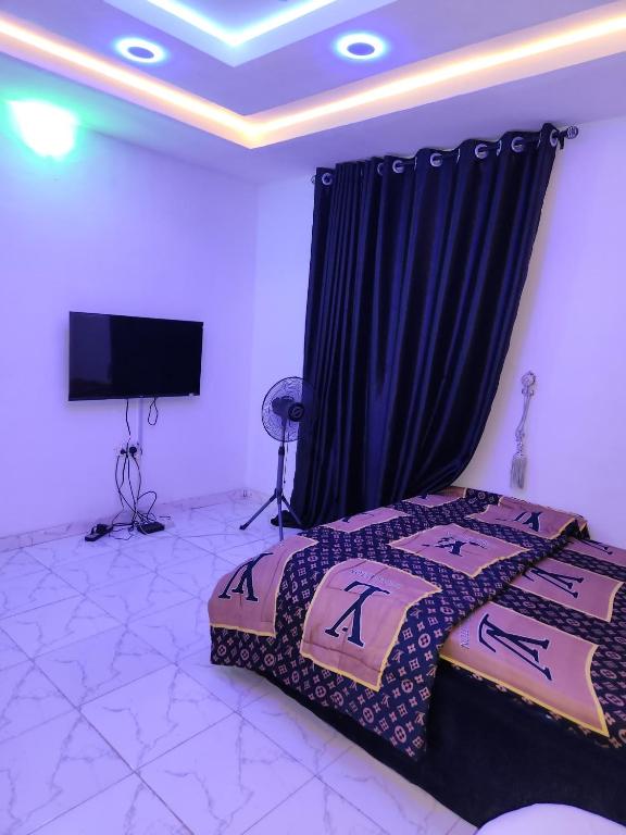 Postel nebo postele na pokoji v ubytování DBaLoGuN's HoMe ABEOKUTA- NEAR PANSEKE
