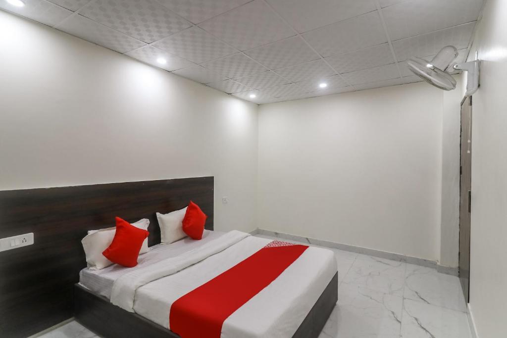 Postel nebo postele na pokoji v ubytování Hotel O Galaxy