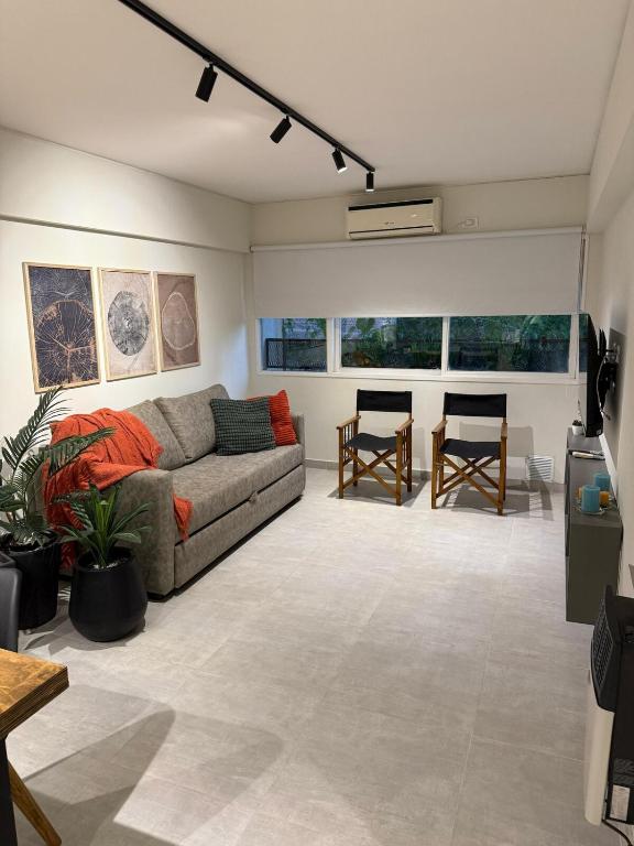a living room with a couch and a table at Departamento Mendoza Centro remodelado a nuevo in Mendoza
