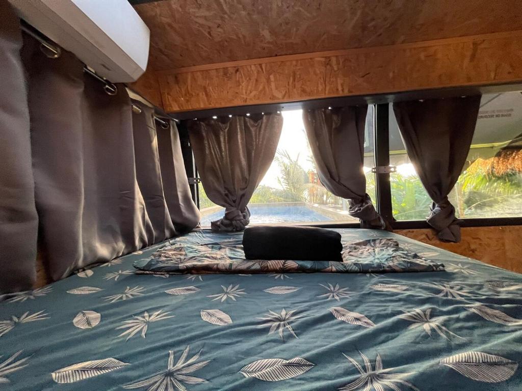 Postel nebo postele na pokoji v ubytování Palm Bus