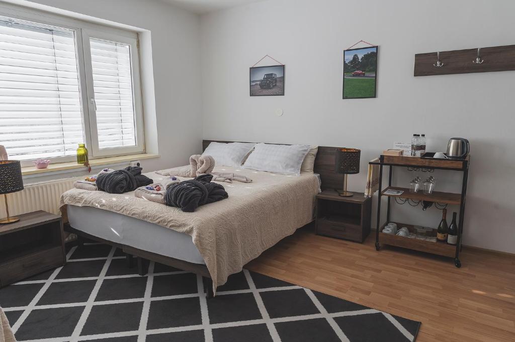Postel nebo postele na pokoji v ubytování DO AVTA Rooms