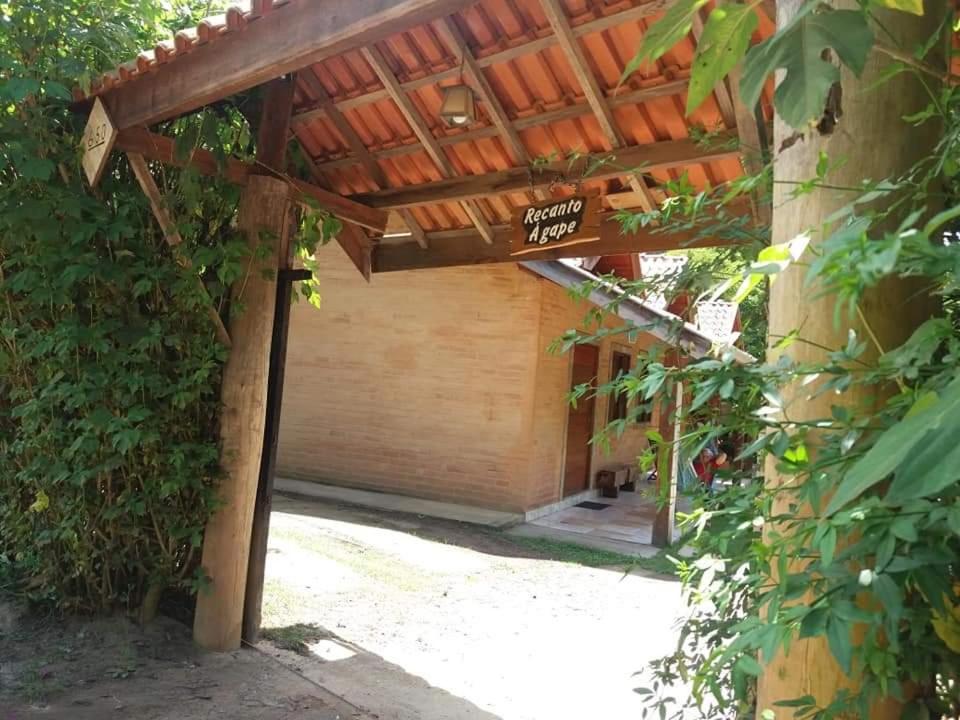 un accès à un garage muni d'un panneau. dans l'établissement Recanto ágape chalés e cabana, à Rosas