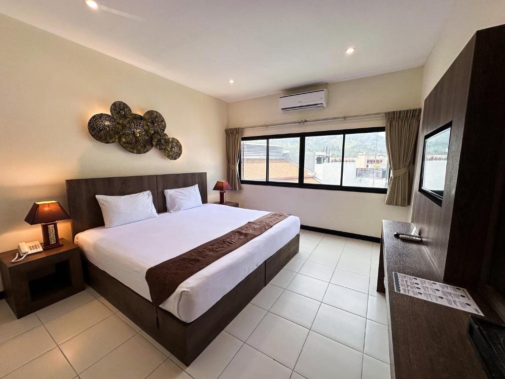 Postel nebo postele na pokoji v ubytování YouDee Hotel Patong - formerly Meir Jarr Hotel Patong