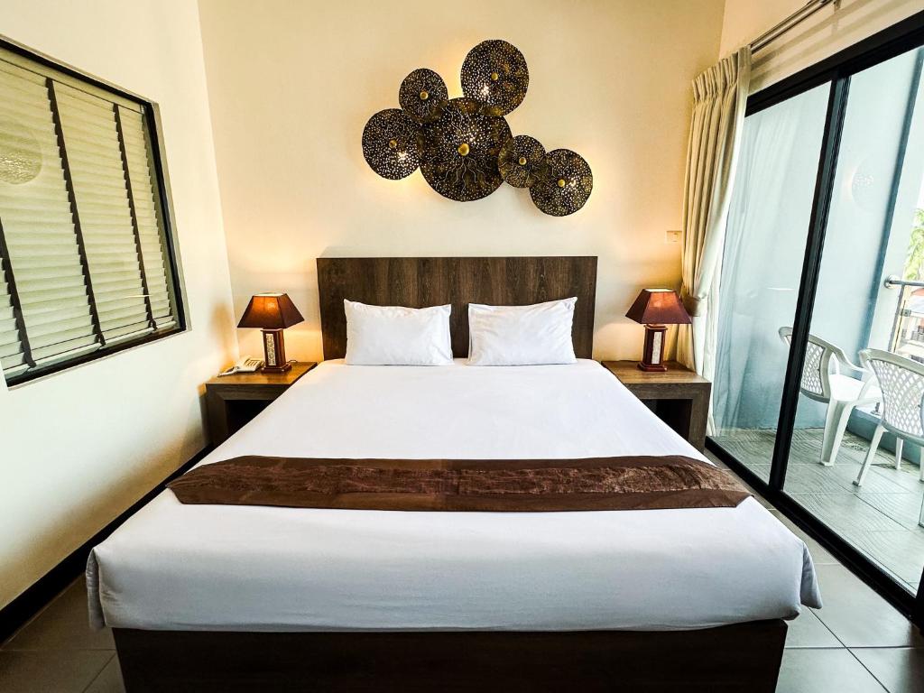 Postel nebo postele na pokoji v ubytování YouDee Hotel Patong - formerly Meir Jarr Hotel Patong