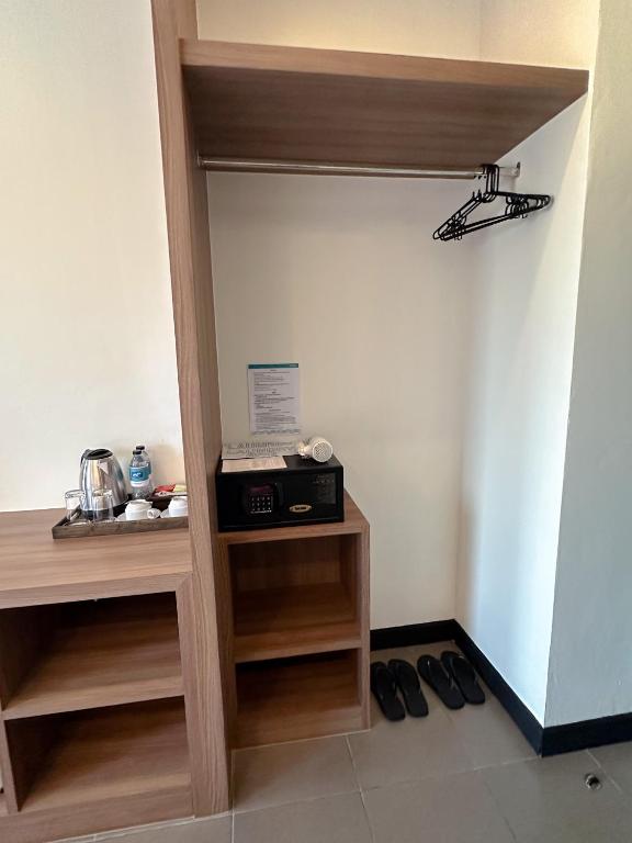 Kuchyň nebo kuchyňský kout v ubytování YouDee Hotel Patong - formerly Meir Jarr Hotel Patong