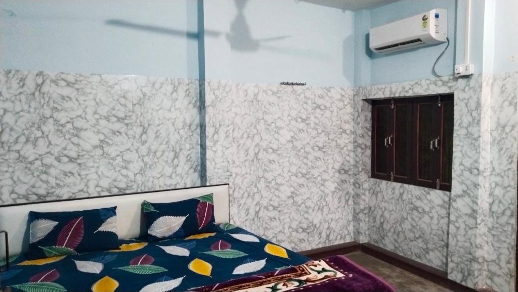 Katil atau katil-katil dalam bilik di Narsingh Sadan Home Stay