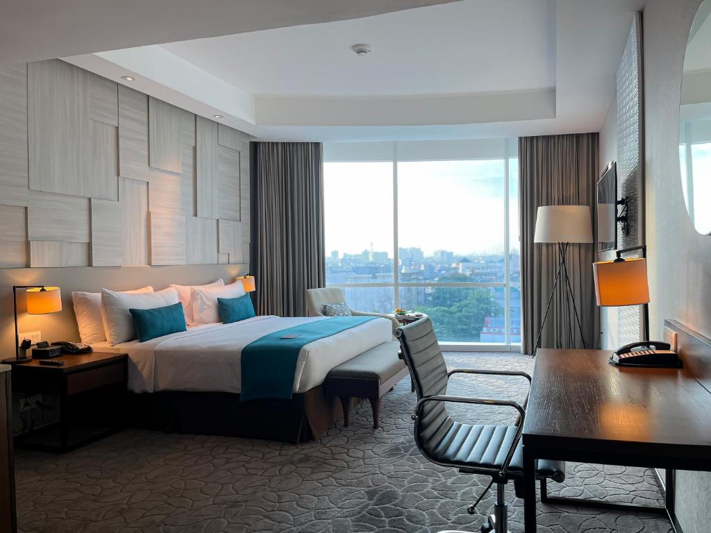 Postel nebo postele na pokoji v ubytování Crowne Plaza Bandung by IHG
