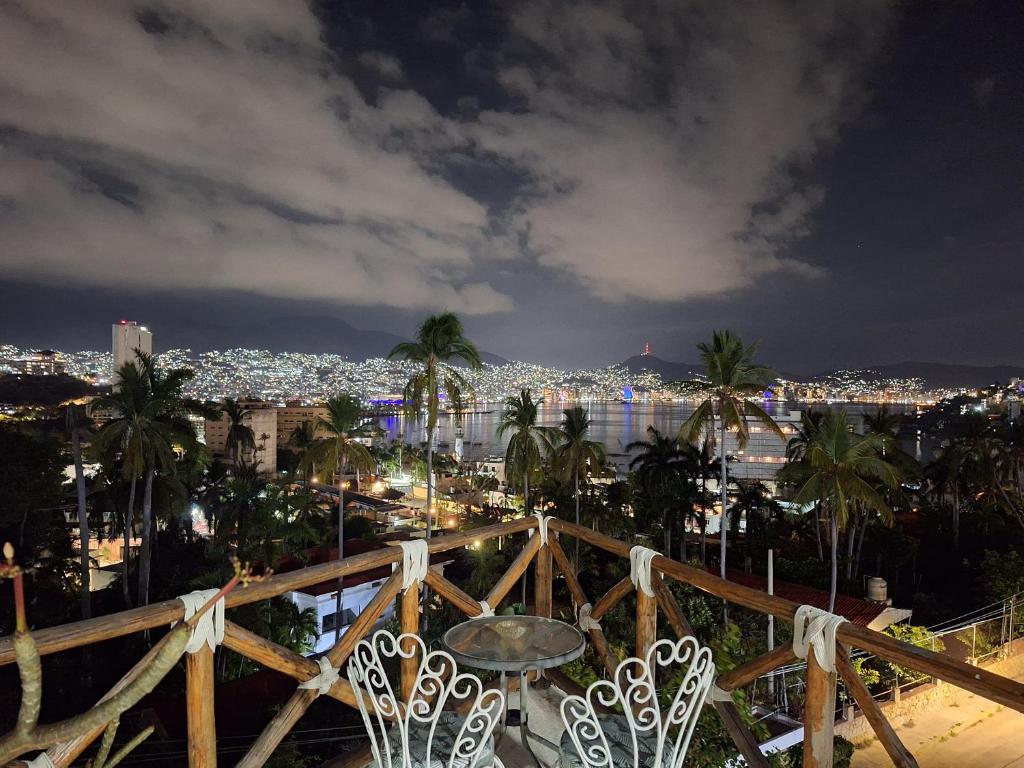 Vista generica su Acapulco o vista sulla città dall'interno dell'affittacamere