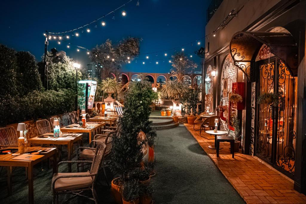 een restaurant met tafels en stoelen 's avonds bij The Quartier Hotel Phromphong - Thonglor in Bangkok