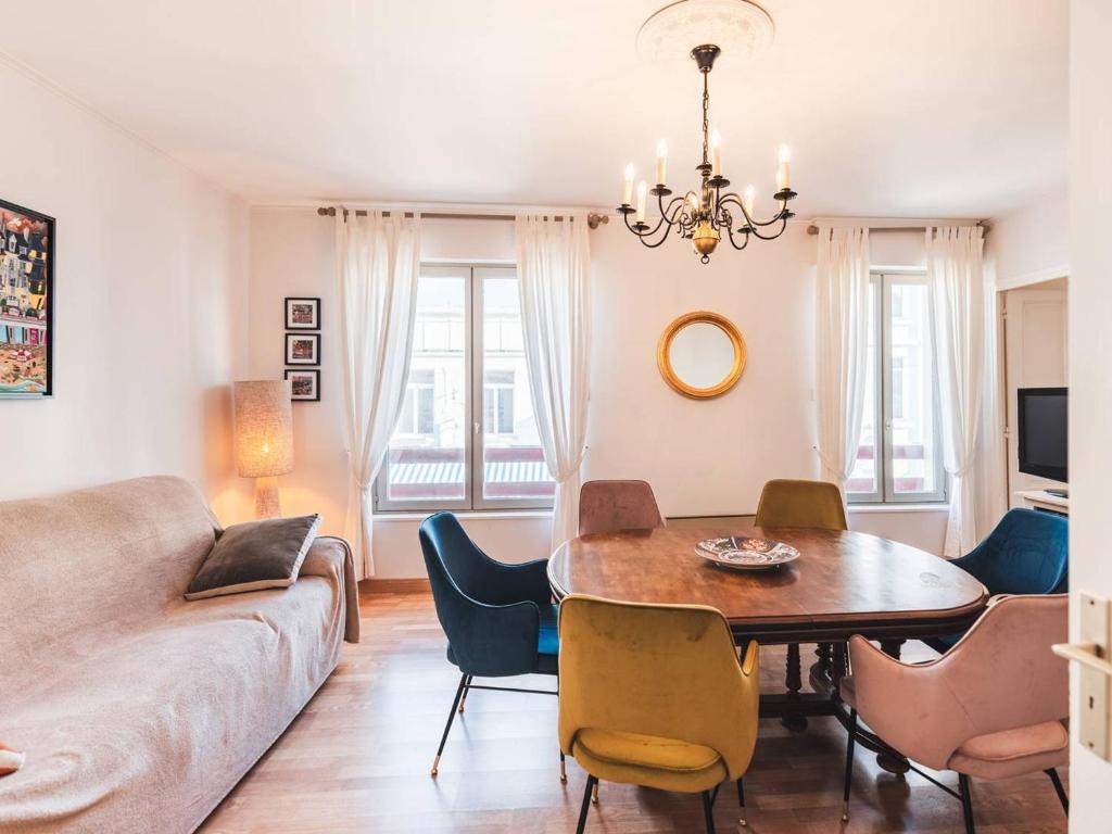 un salon avec une table et un canapé dans l'établissement Appartement lumineux 75 m², centre-ville, parking, wifi, 7 couchages - FR-1-821-32, à Le Touquet-Paris-Plage