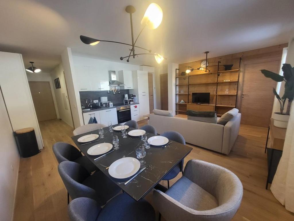 une table à manger et des chaises dans un salon dans l'établissement Appartement Montagne 3 pièces avec parking et wifi - FR-1-266-247, à Montgenèvre