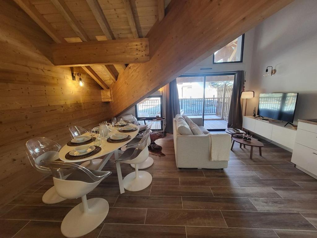 une salle à manger avec une table et des chaises dans une pièce dans l'établissement Appartement à Montgenèvre avec Parking et WiFi - FR-1-266-248, à Montgenèvre