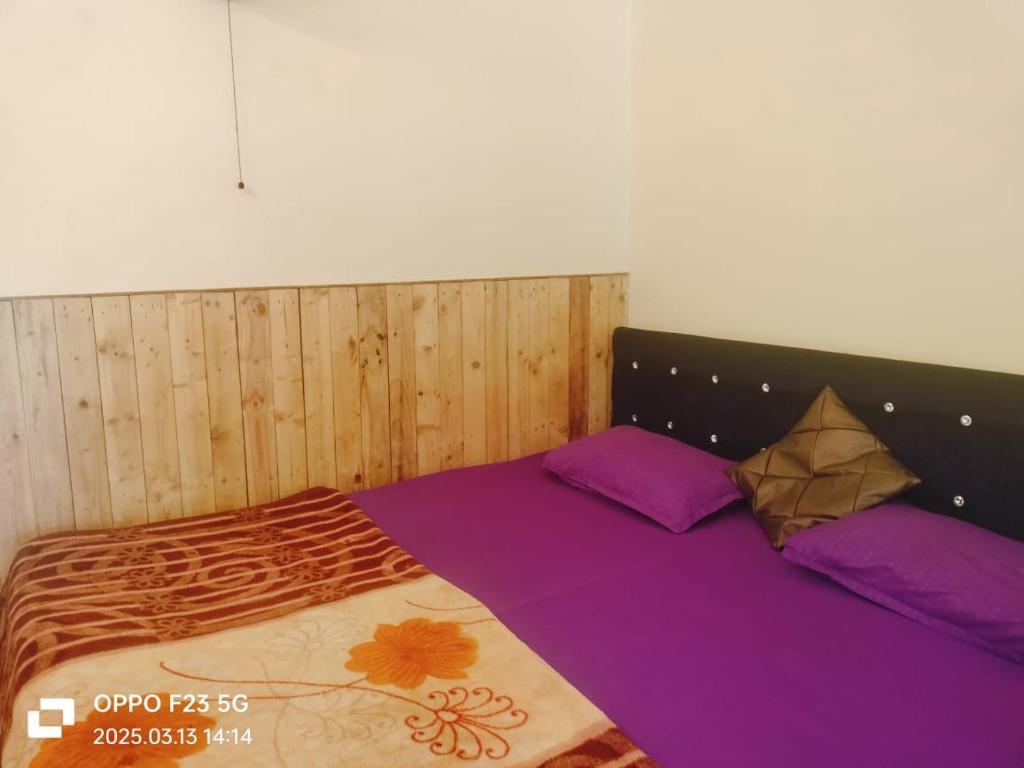 Postel nebo postele na pokoji v ubytování Beach Ave Maria GuestHouse and Family Restaurant colva