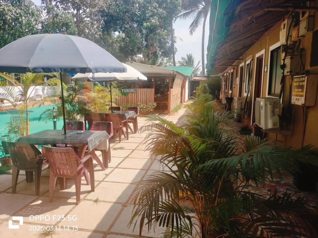 Zahrada ubytování Beach Ave Maria GuestHouse and Family Restaurant colva