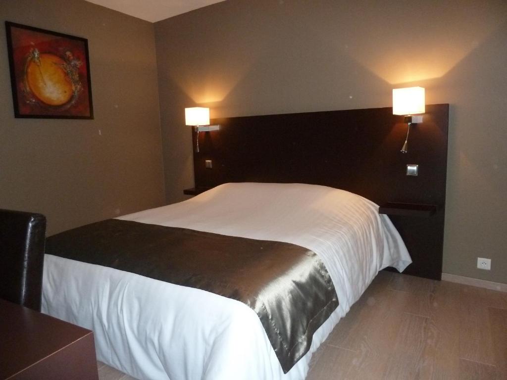 Postel nebo postele na pokoji v ubytování Logis Hôtel Le Cheval Blanc