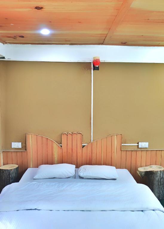 Postel nebo postele na pokoji v ubytování Tirthan Ecostay