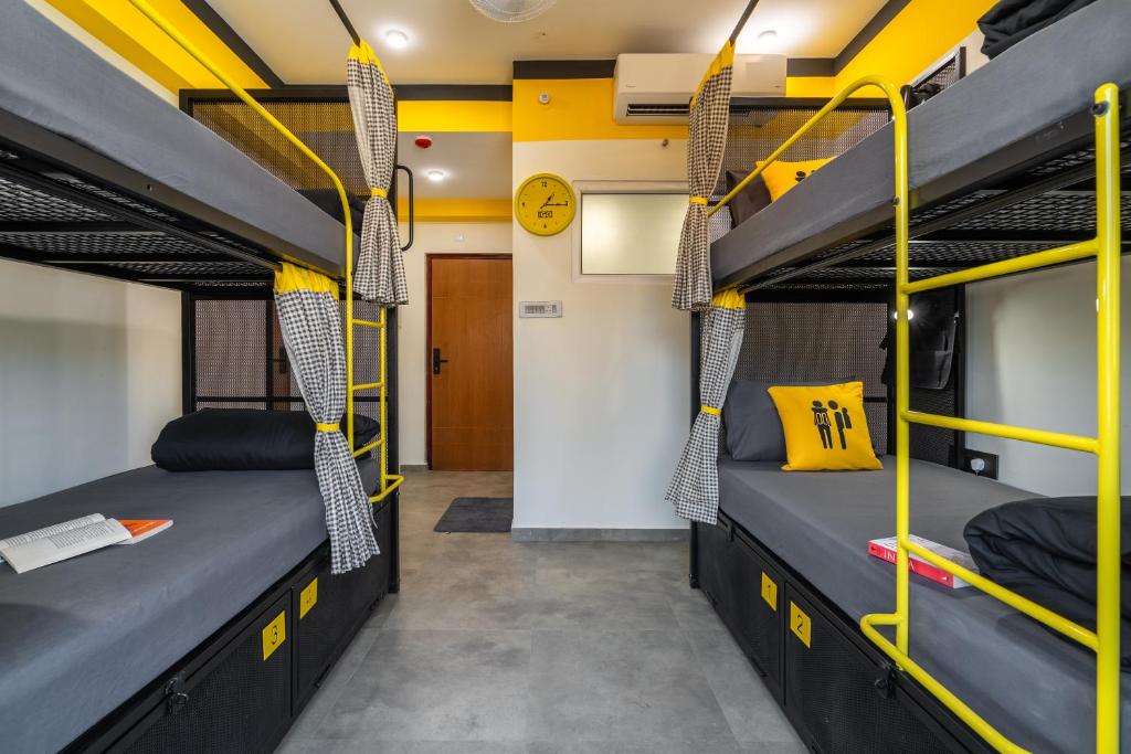 Palanda nebo palandy na pokoji v ubytování The Hosteller Bangalore, Marathahalli