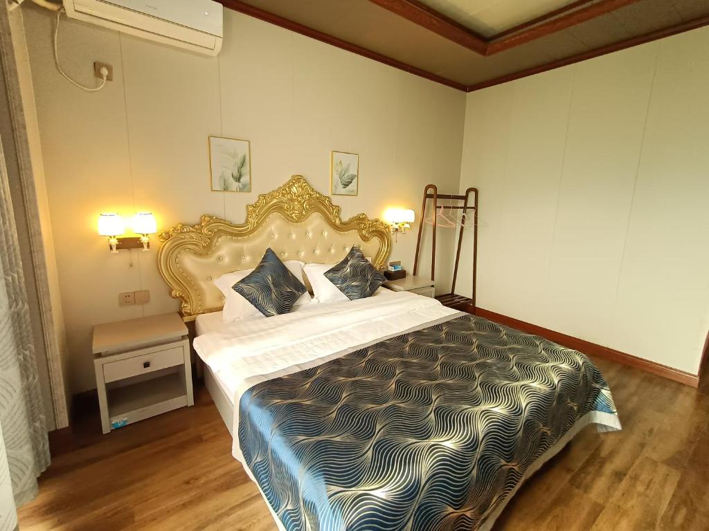 Postel nebo postele na pokoji v ubytování Meizhou Cloudy B&B